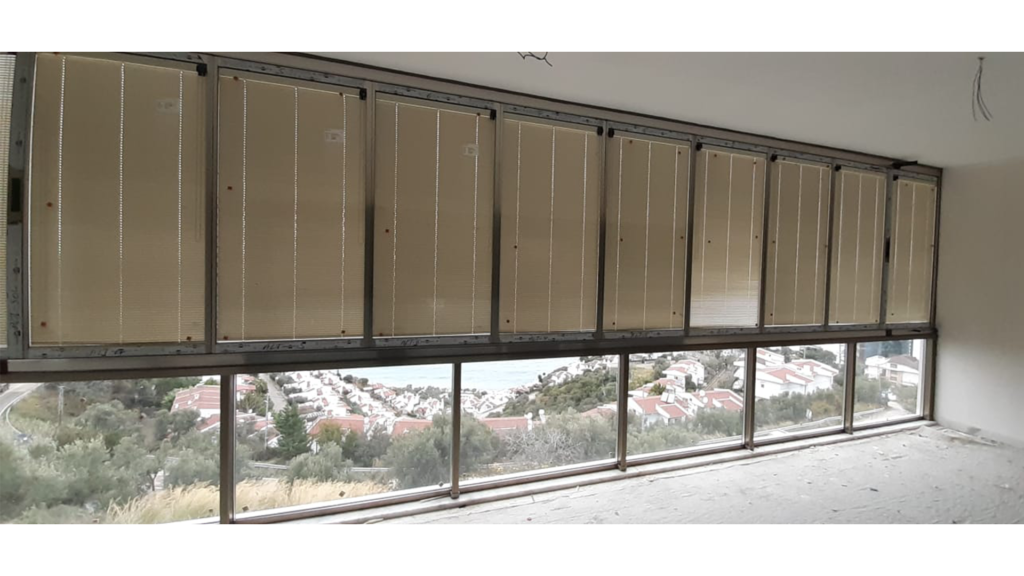 Heat Insulated Balcony Glazing With Integrated Blinds